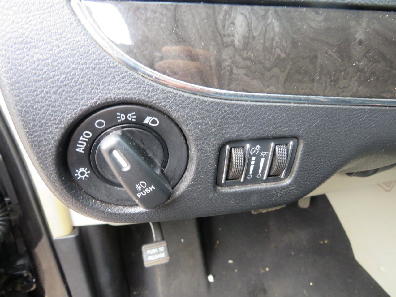 Used 2015 Chrysler Town & Country Touring FWD image 10