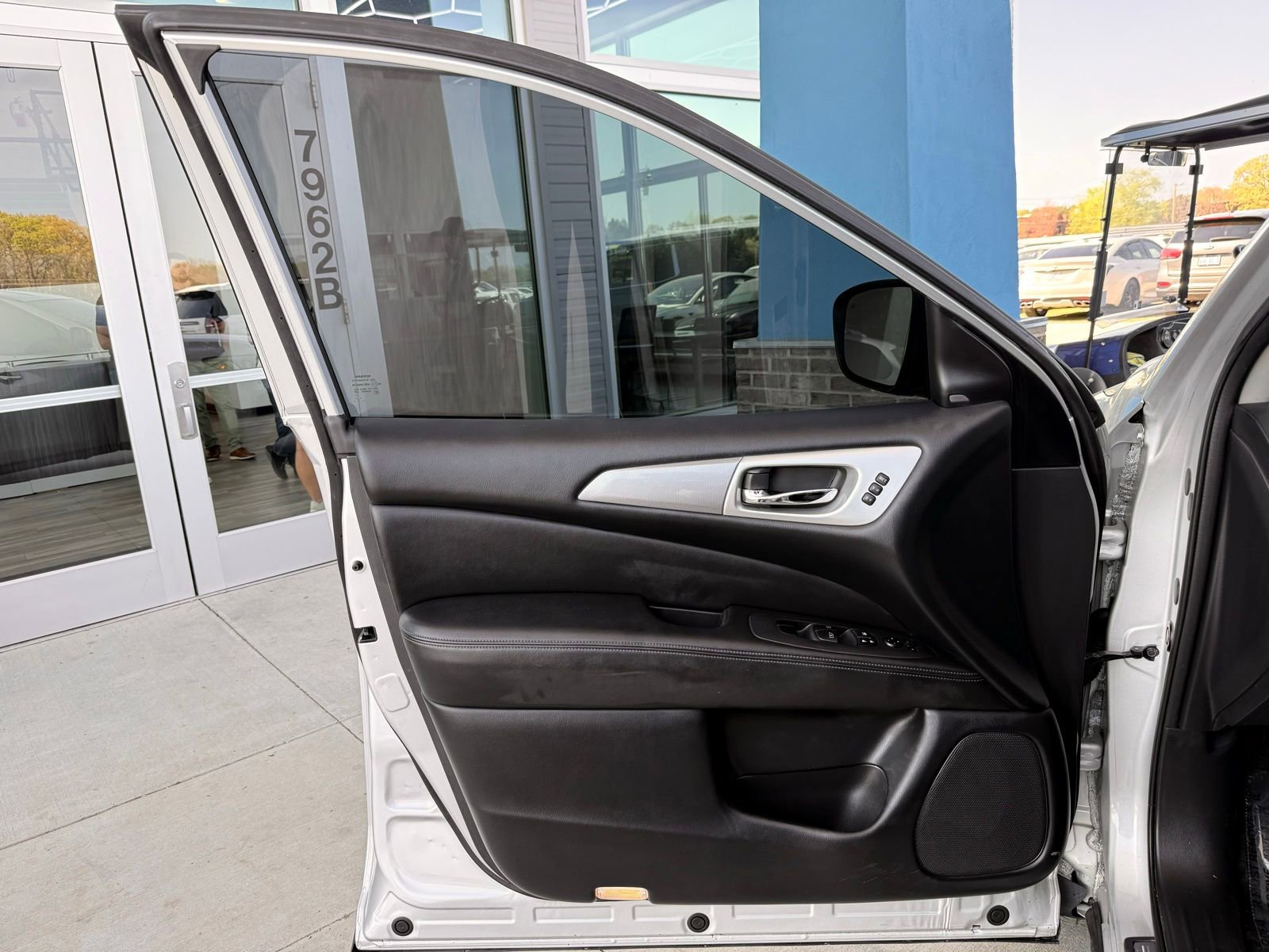 Used 2019 Nissan Pathfinder SL image 17