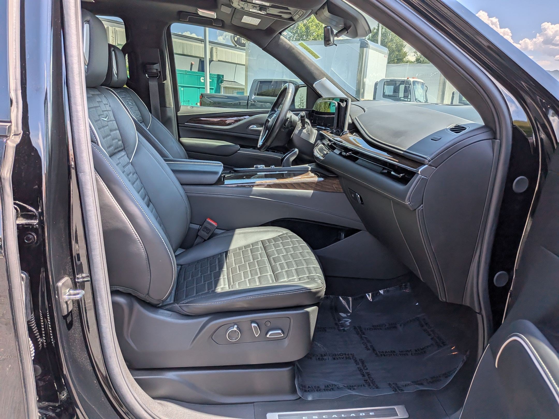 Certified 2024 Cadillac Escalade Sport Platinum w/ LPO, ONYX Package AWD/4WD image 30