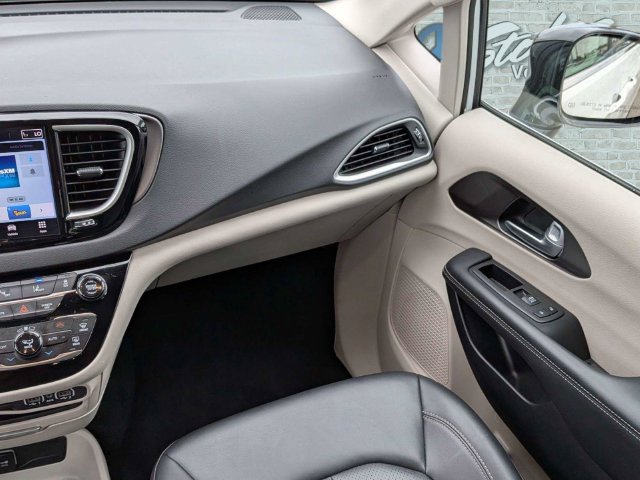 Used 2024 Chrysler Pacifica Touring-L FWD image 18