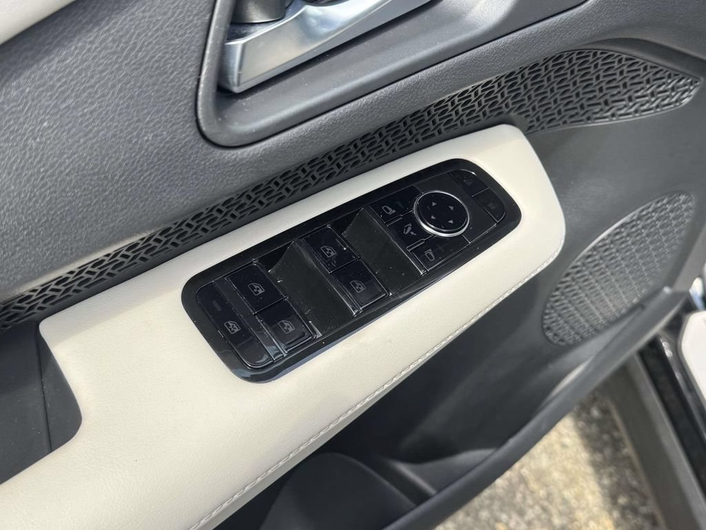 Used 2023 Nissan Ariya AWD image 31