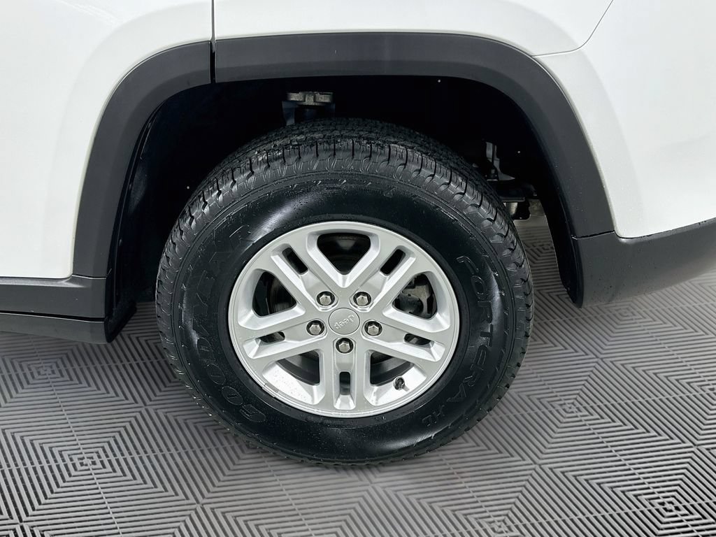 Certified 2023 Jeep Grand Cherokee Laredo AWD/4WD image 26