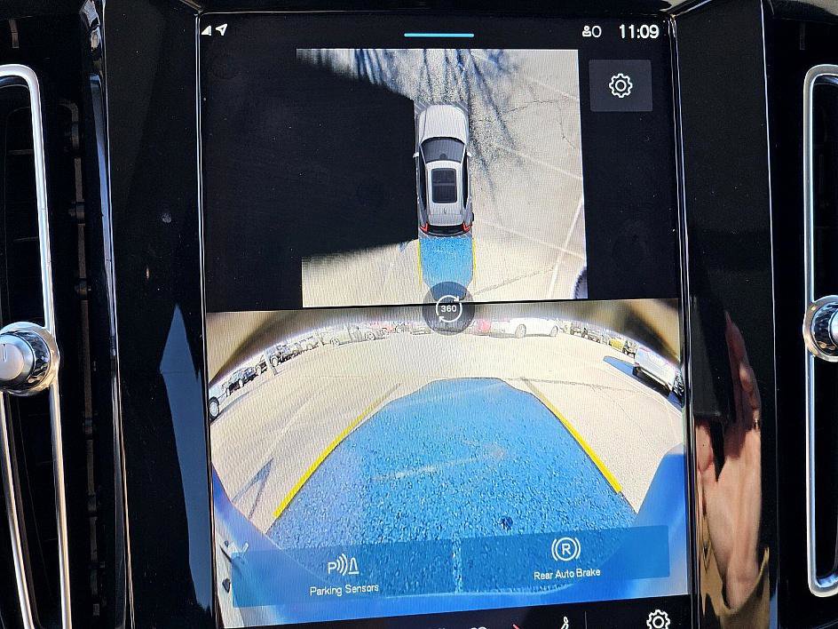 Used 2024 Volvo XC40 B5 Plus w/ Climate Package image 27