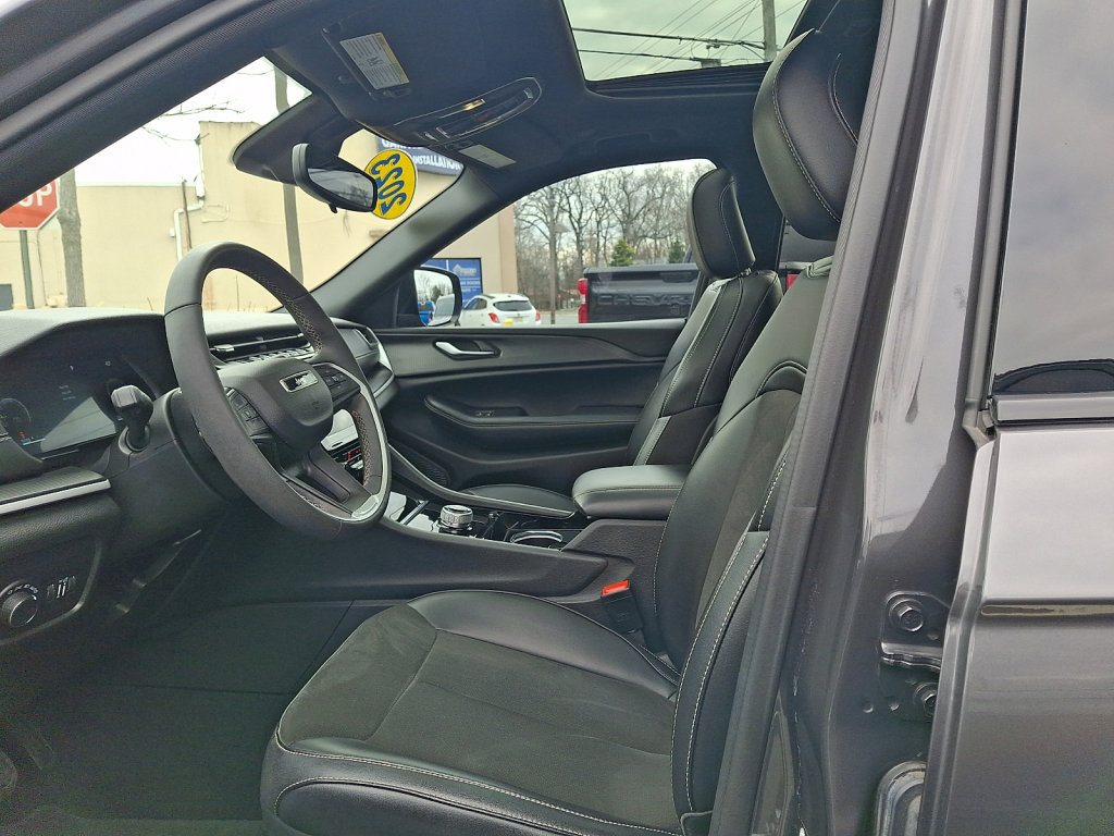 Used 2023 Jeep Grand Cherokee Altitude image 23