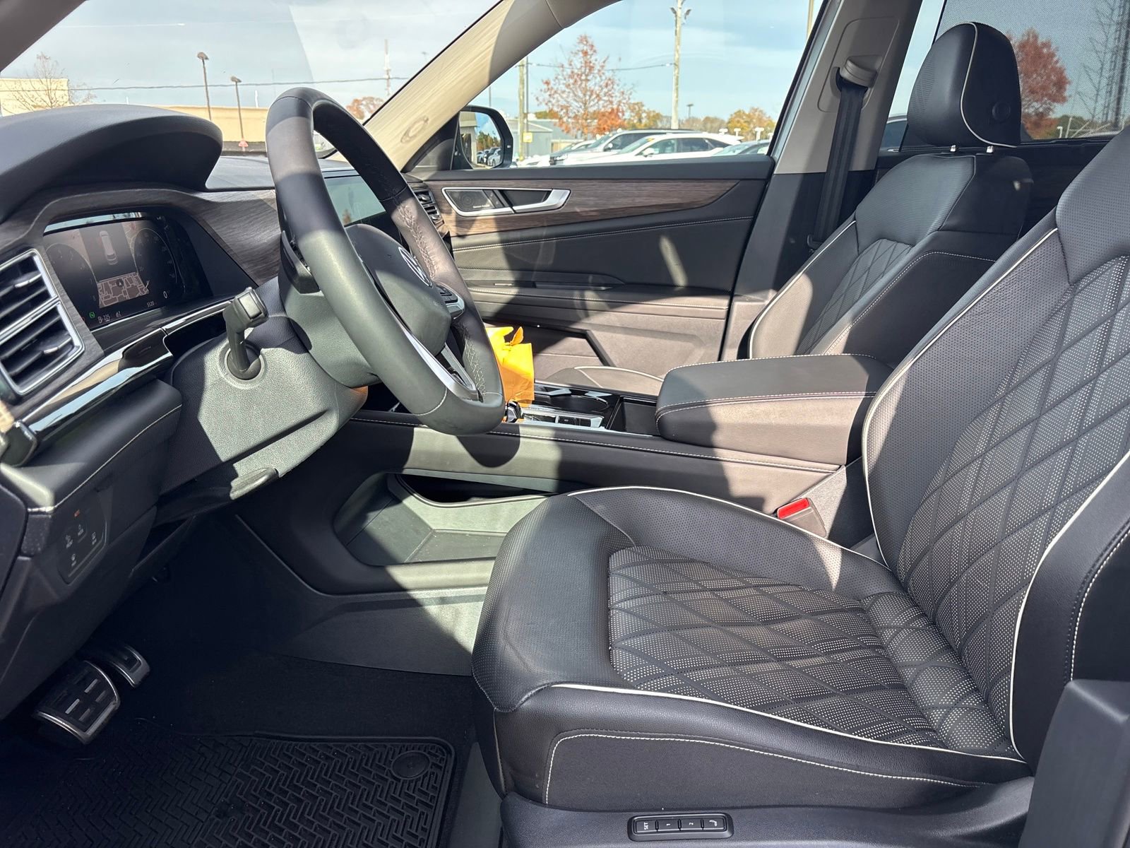 Used 2025 Volkswagen Atlas SEL Premium R-Line image 11