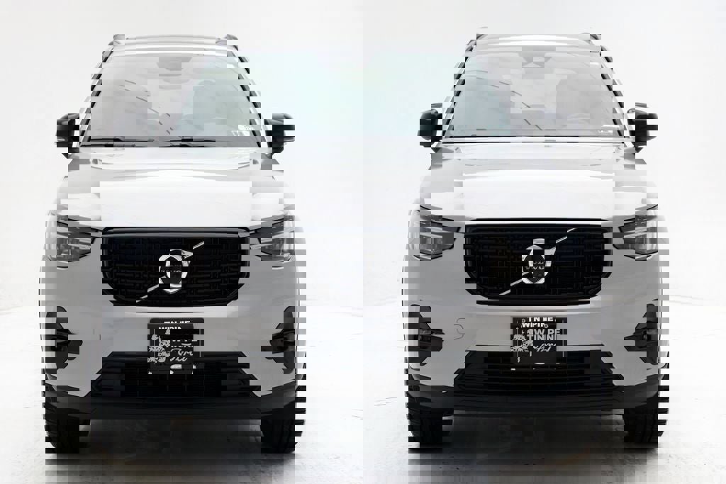 Used 2025 Volvo XC40 B5 Plus image 5