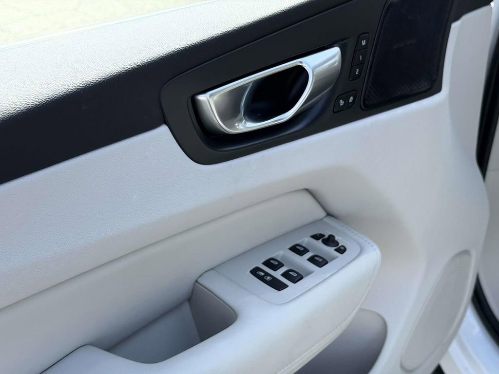 Used 2023 Volvo XC60 B5 Plus w/ Protection Package Premier image 18