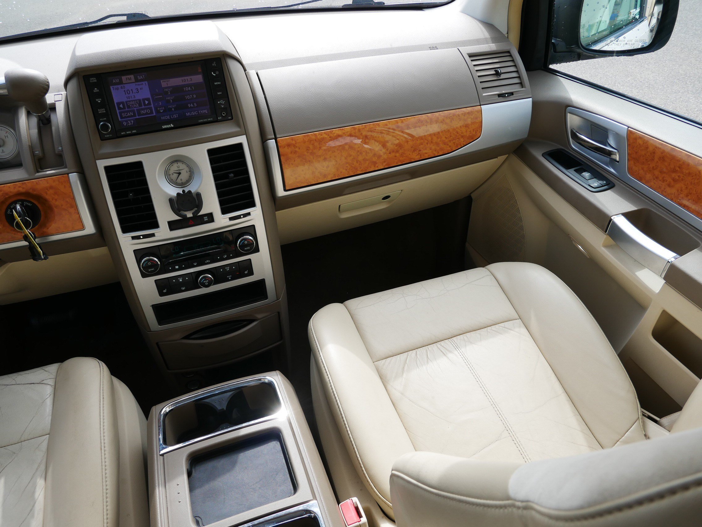 Used 2010 Chrysler Town & Country Limited FWD image 11