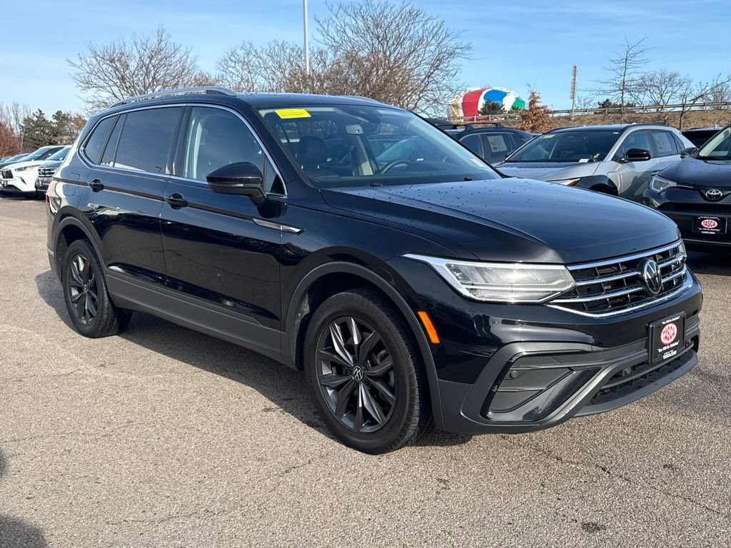 Used 2022 Volkswagen Tiguan SE w/ Panoramic Sunroof Package image 11