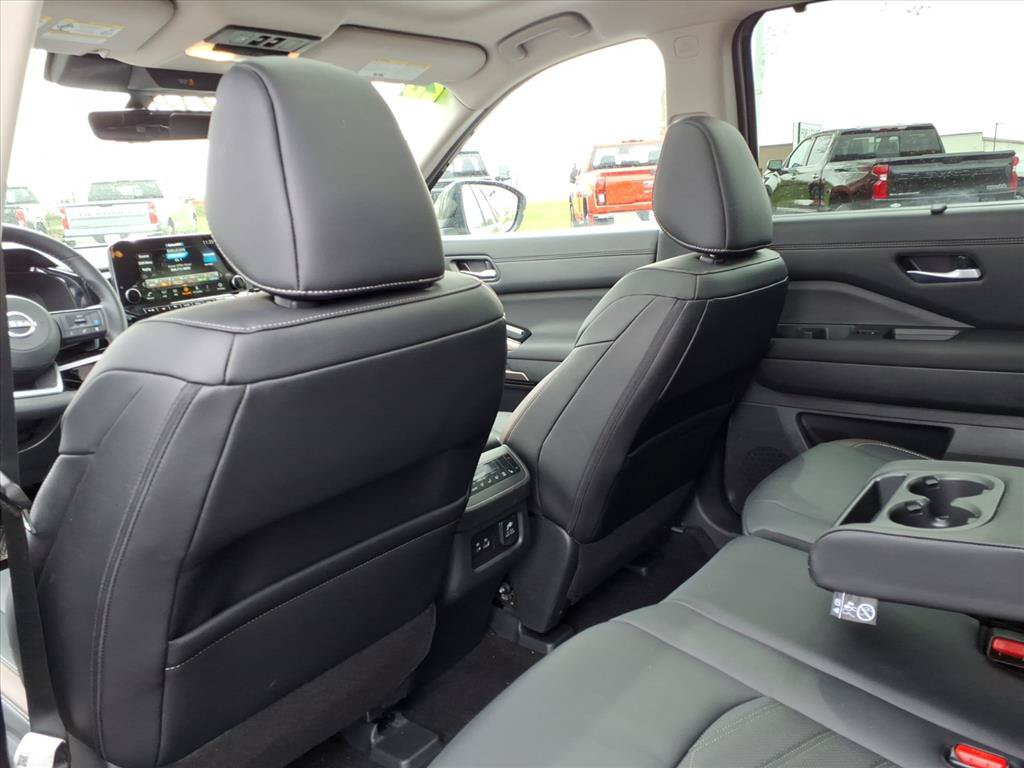 Used 2025 Nissan Pathfinder Platinum w/ Cargo Package AWD/4WD image 27