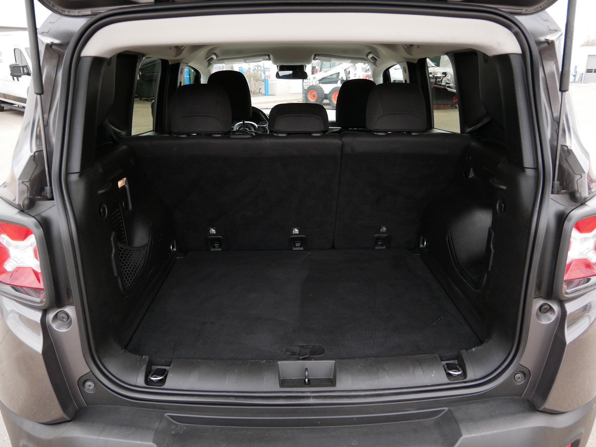 Used 2018 Jeep Renegade Altitude FWD image 18