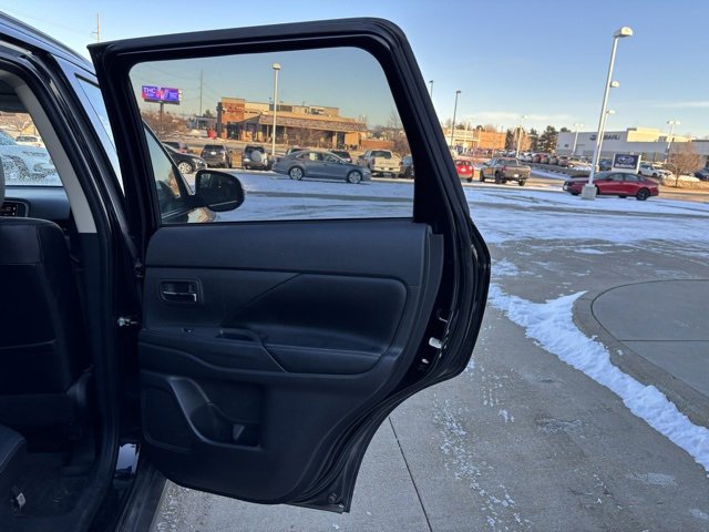 Used 2017 Mitsubishi Outlander SEL image 25