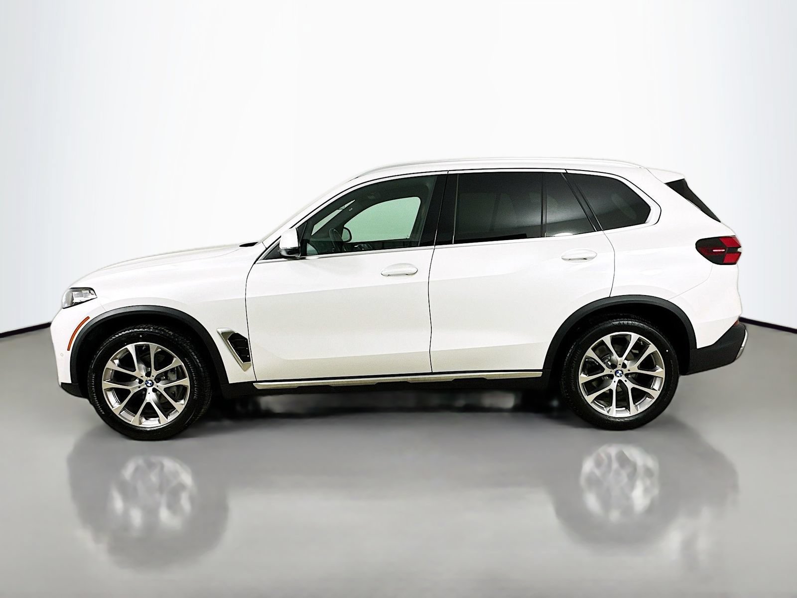 Used 2024 BMW X5 xDrive40i w/ Parking Assistance Package AWD/4WD image 8