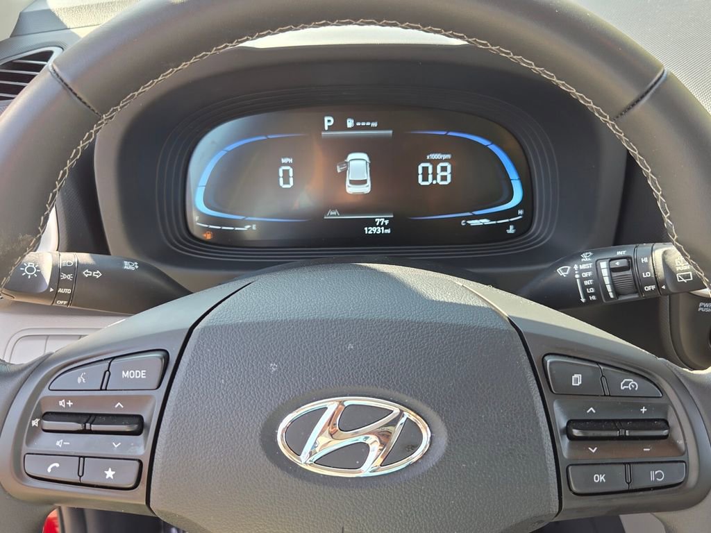 Used 2025 Hyundai Venue SEL image 22