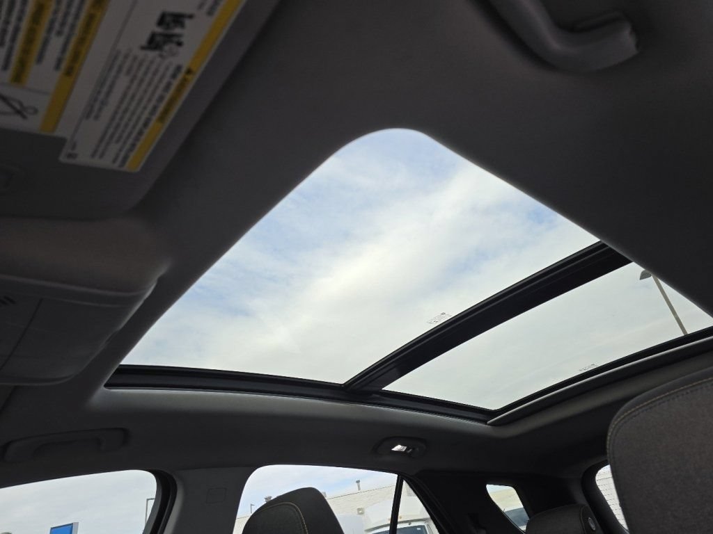 Used 2018 Chevrolet Equinox LT w/ Sun & Infotainment Package FWD image 3