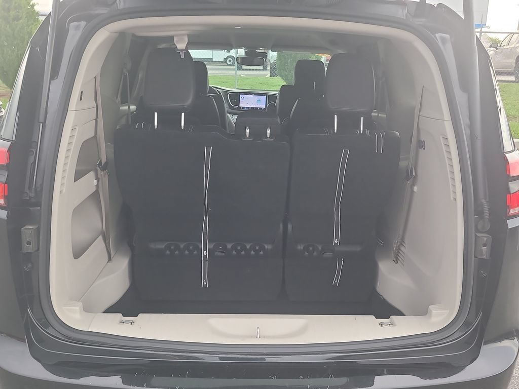 Certified 2023 Chrysler Pacifica Touring-L FWD image 8