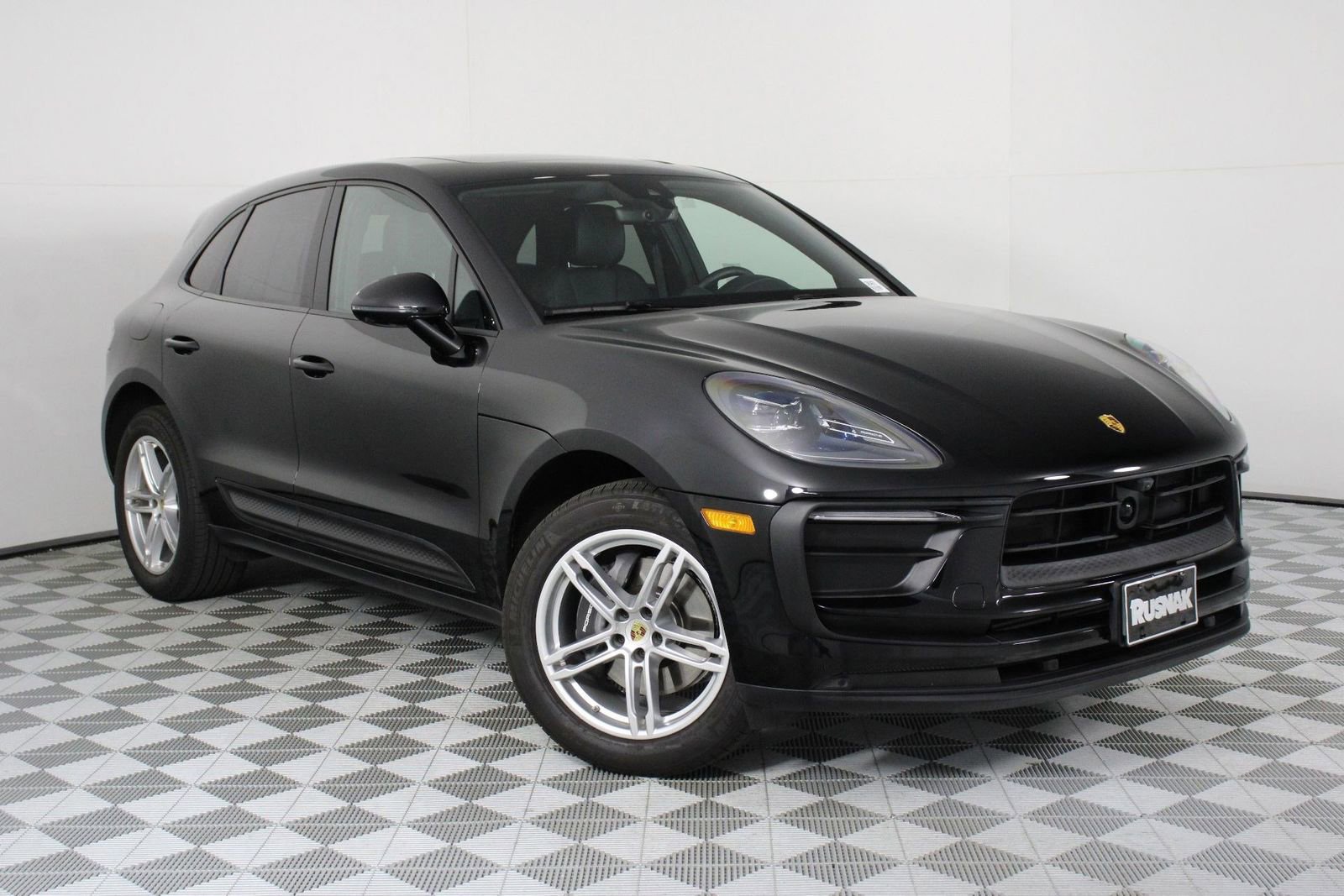 Certified 2025 Porsche Macan image 9