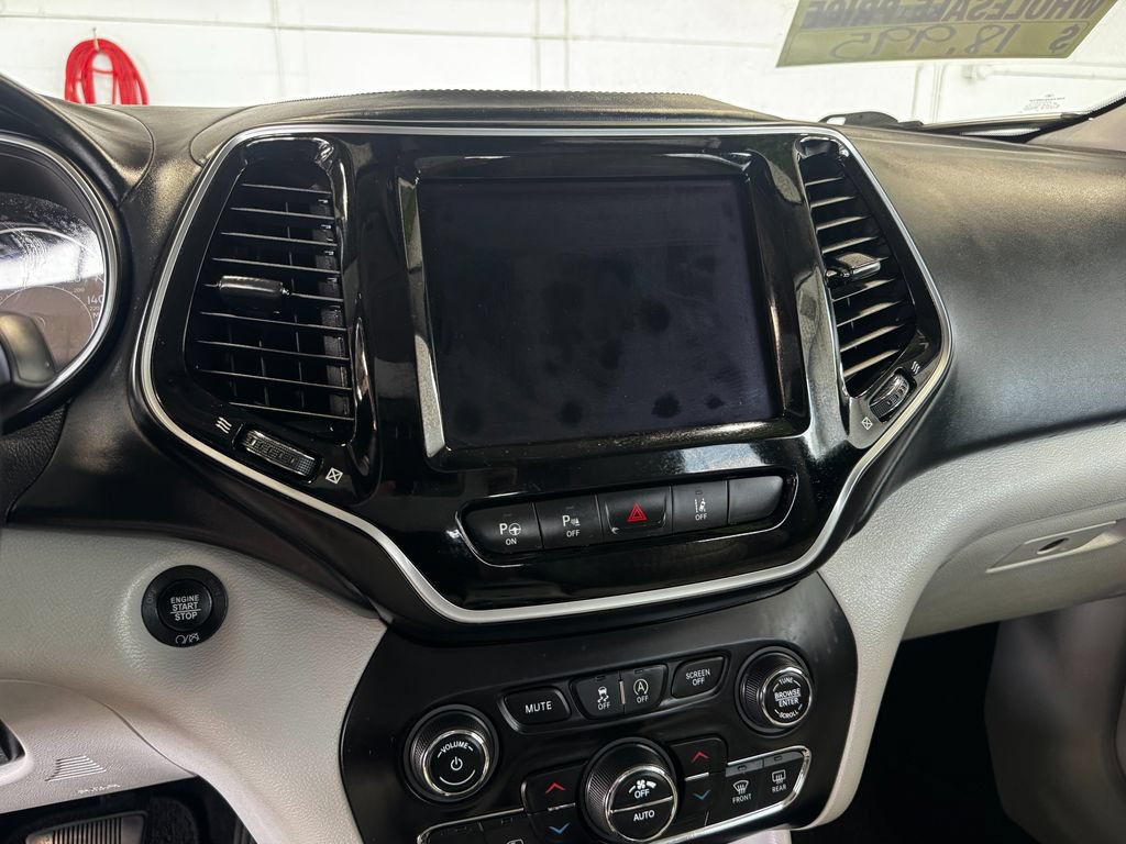 Used 2019 Jeep Cherokee Overland w/ Technology Group AWD/4WD image 18