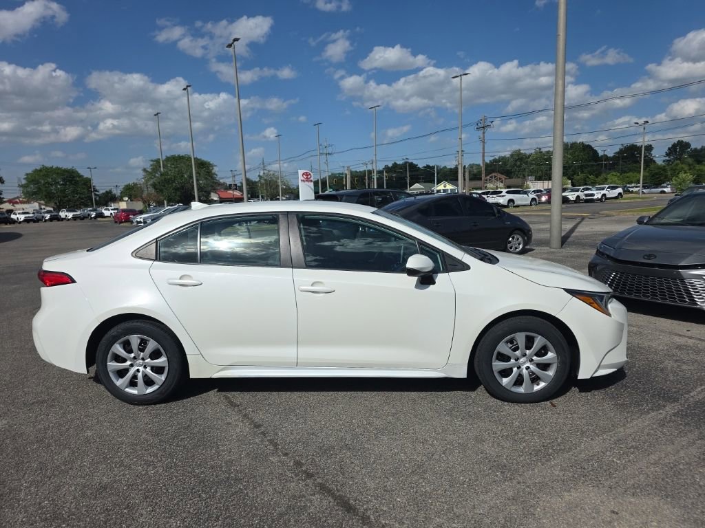 Used 2021 Toyota Corolla LE FWD image 3