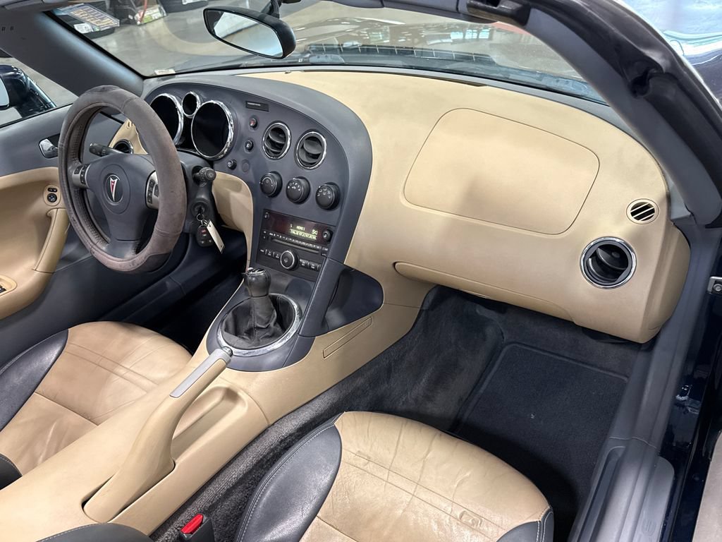 Used 2006 Pontiac Solstice Convertible w/ Premium Package RWD image 9