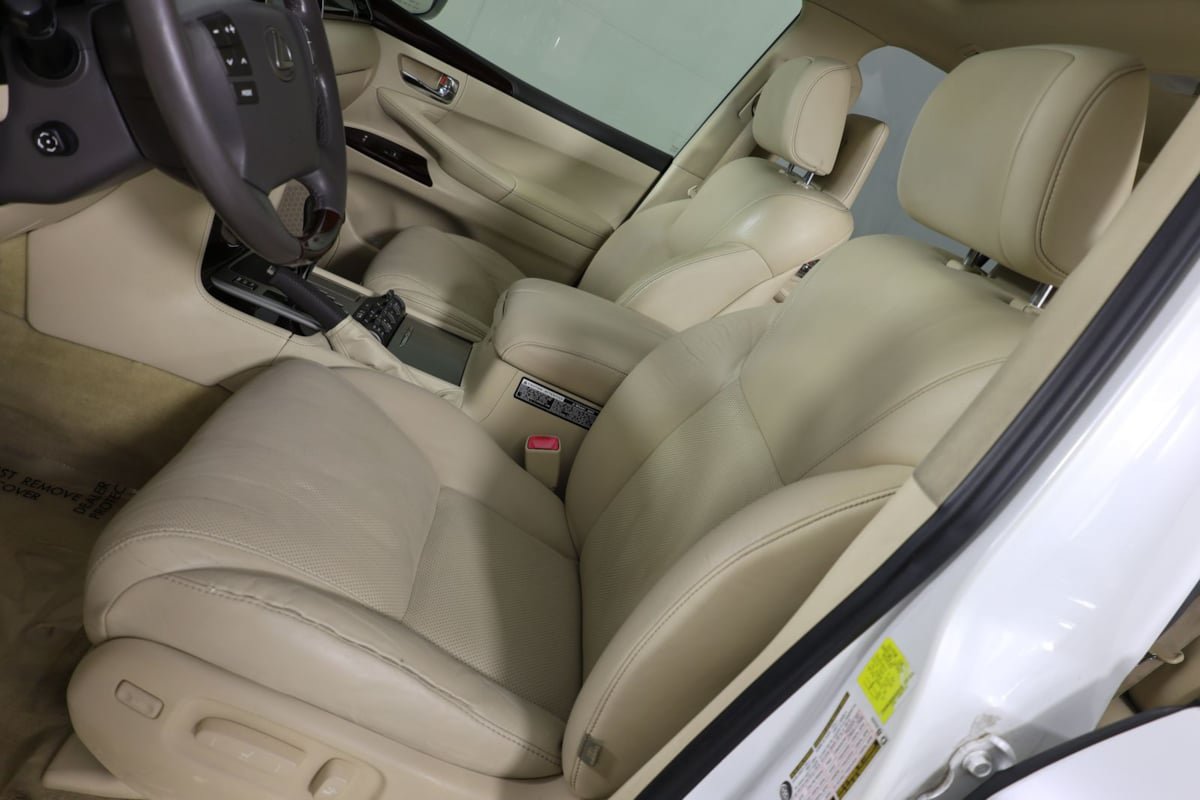 Used 2013 Lexus LX 570 4WD w/ Luxury Pkg w/Pre-crash image 10
