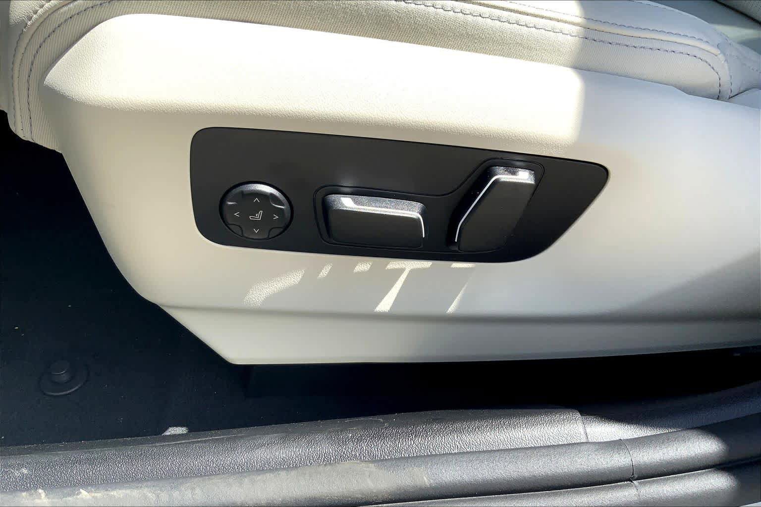 New 2026 BMW 550e xDrive AWD/4WD image 16