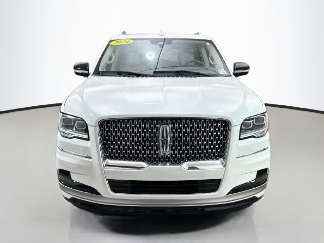 Used 2024 Lincoln Navigator L Reserve AWD/4WD image 2