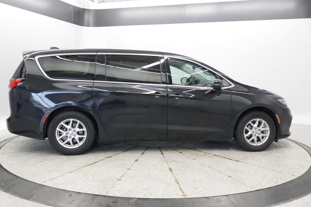 Used 2023 Chrysler Pacifica Touring-L FWD image 6