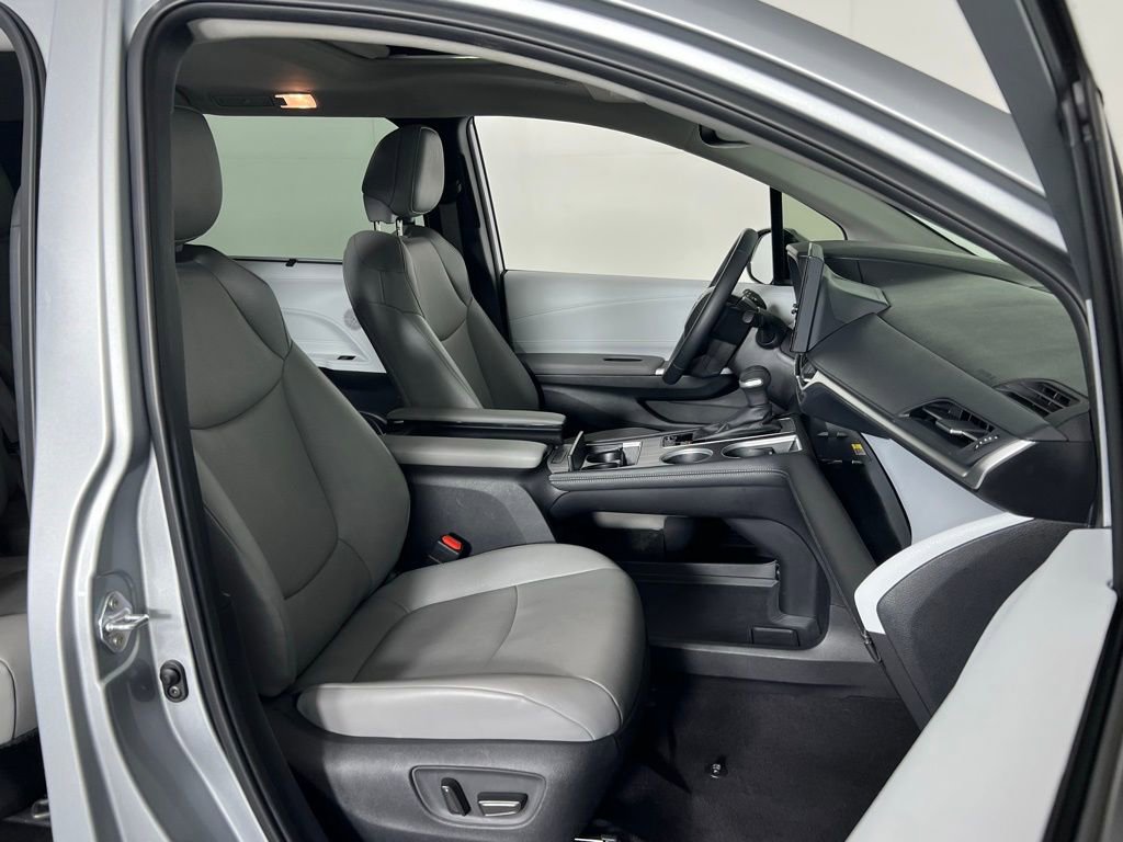 Used 2025 Toyota Sienna XLE image 31