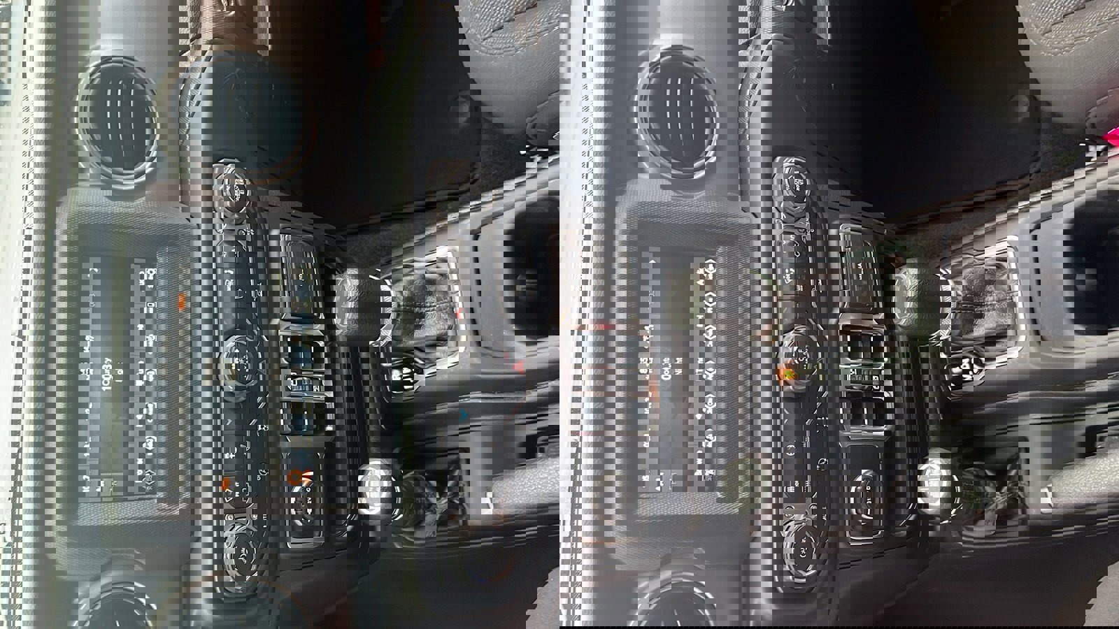 Used 2023 Jeep Wrangler Sport S image 27