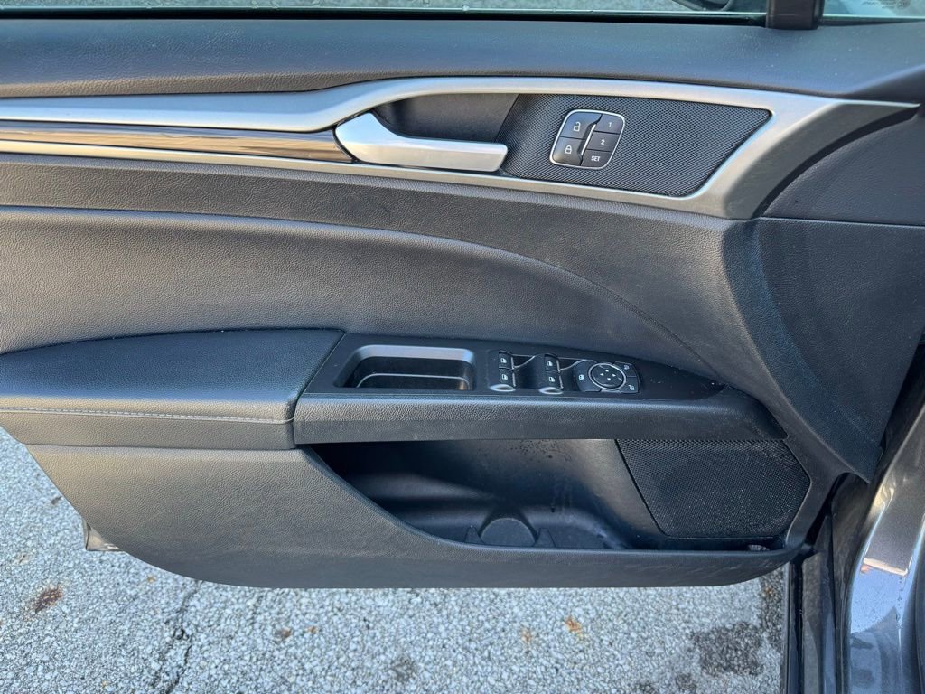 Used 2018 Ford Fusion SE w/ Fusion SE Technology Package image 16