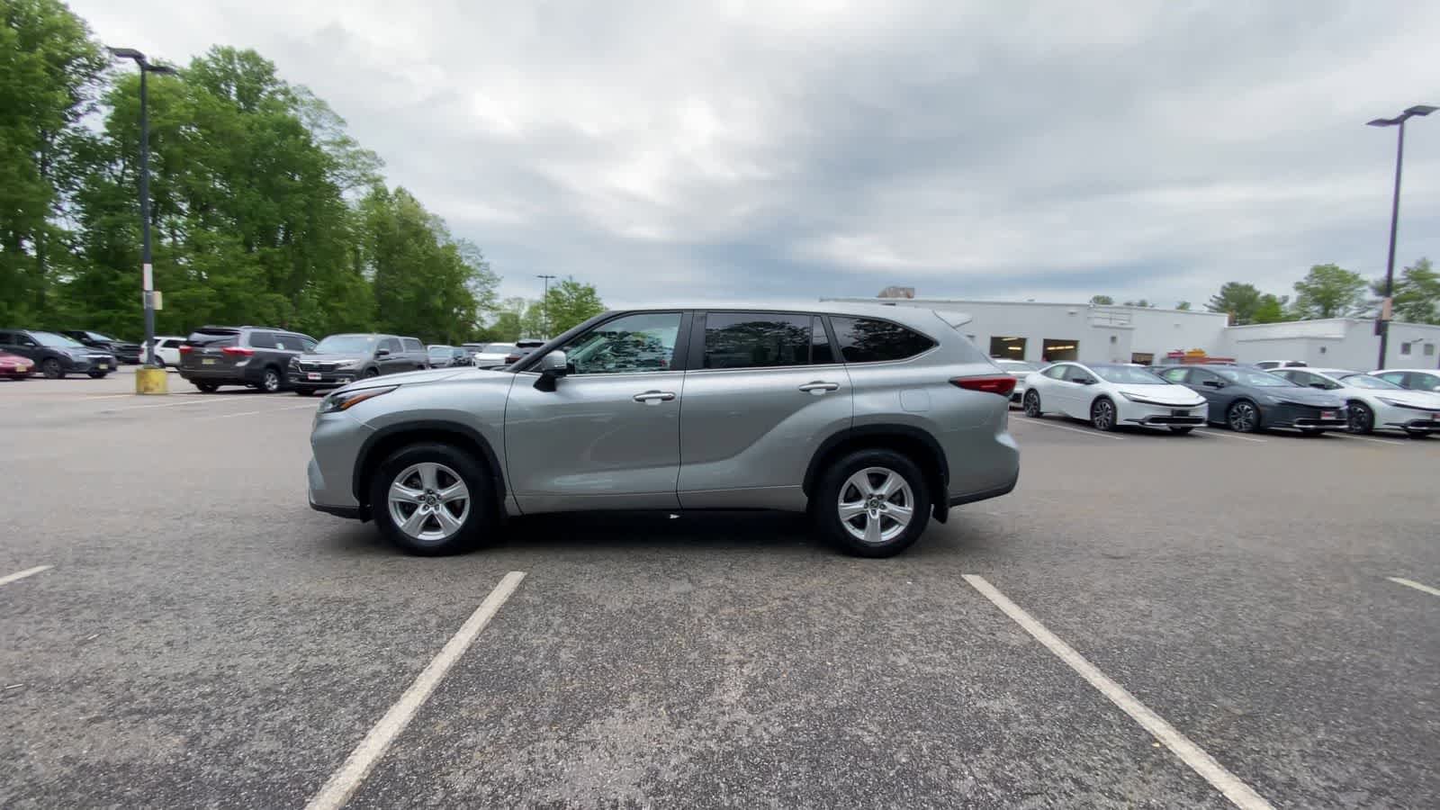 Used 2023 Toyota Highlander LE AWD/4WD image 5