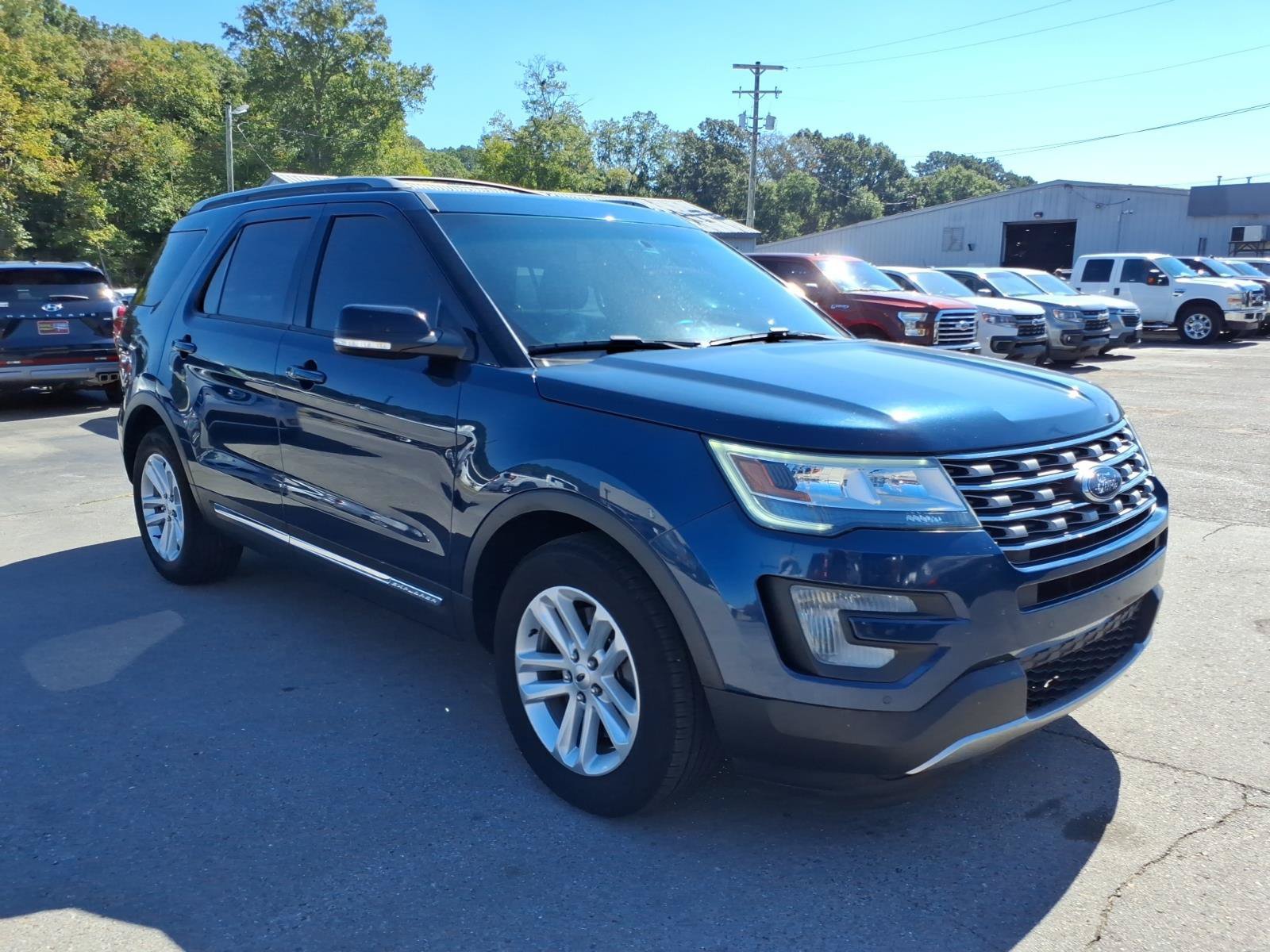 Used 2017 Ford Explorer XLT w/ Equipment Group 202A FWD image 6