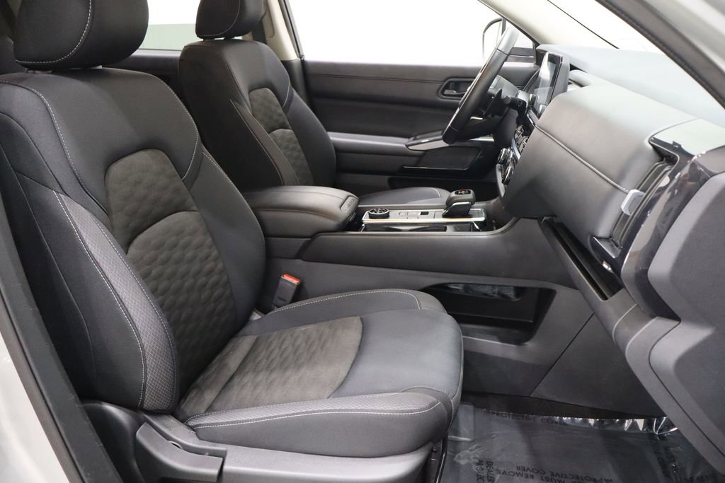 Used 2024 Nissan Pathfinder SV image 16