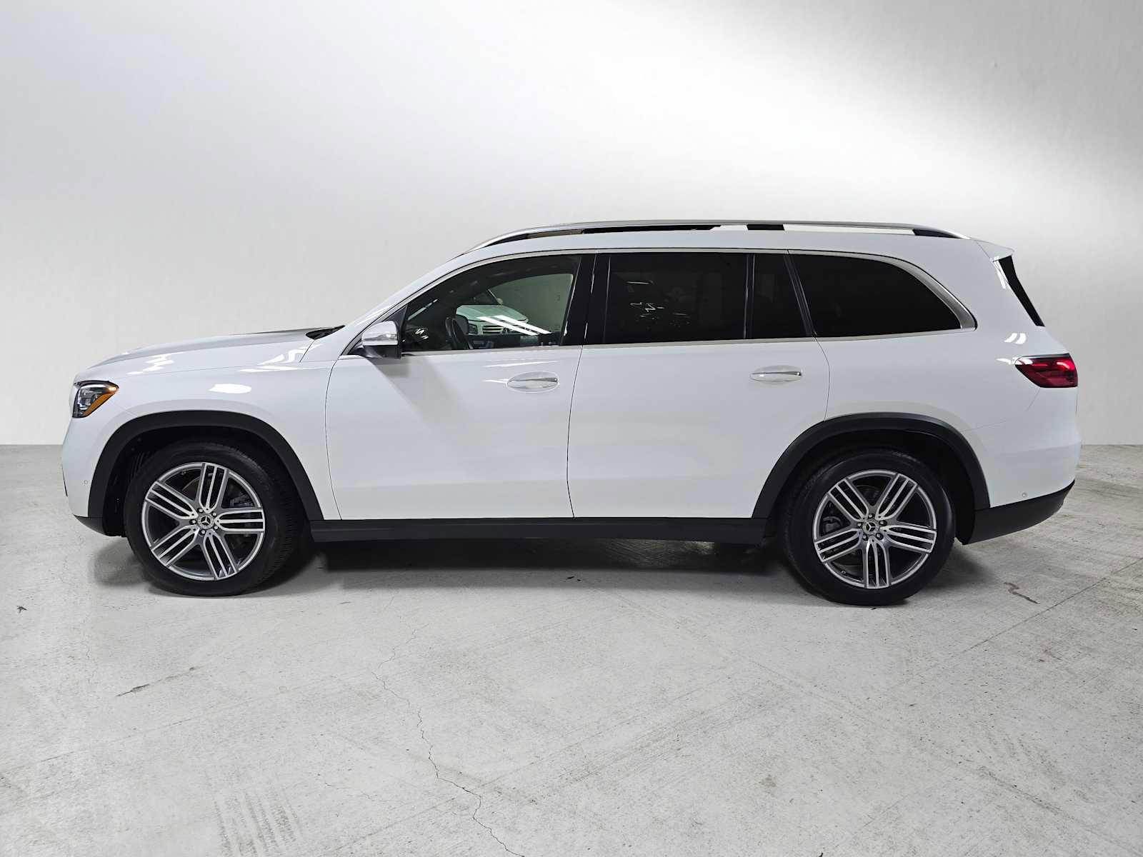 Used 2024 Mercedes-Benz GLS 450 4MATIC image 6