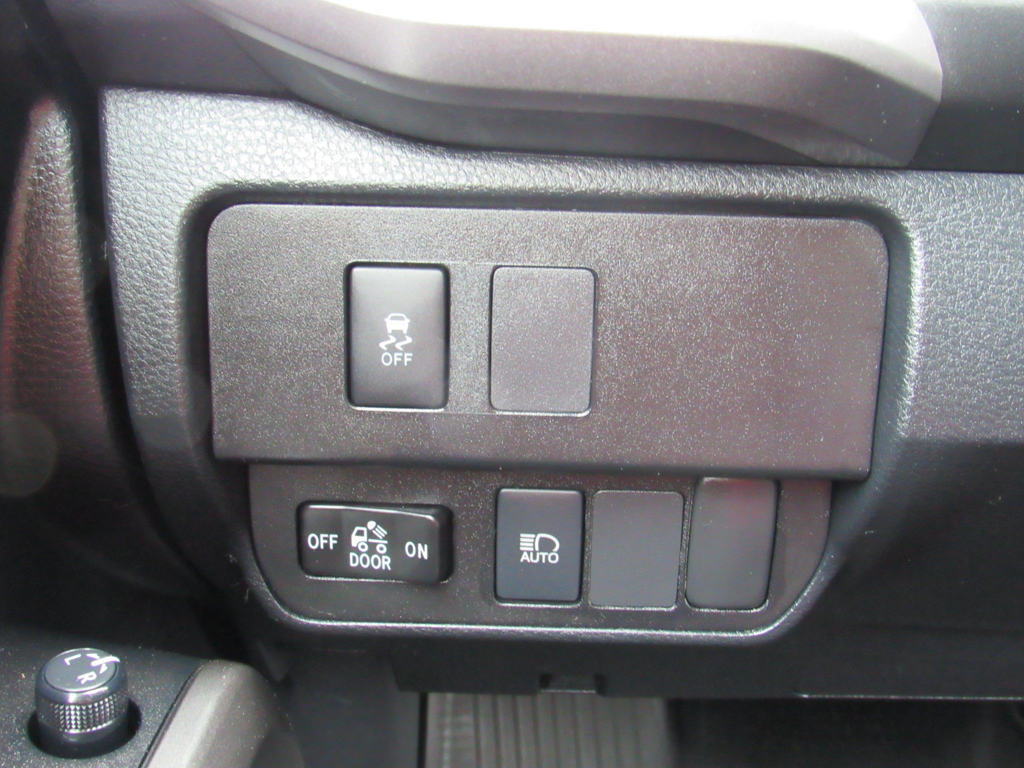 Used 2020 Toyota Tacoma SR5 w/ Blackout Package AWD/4WD image 16