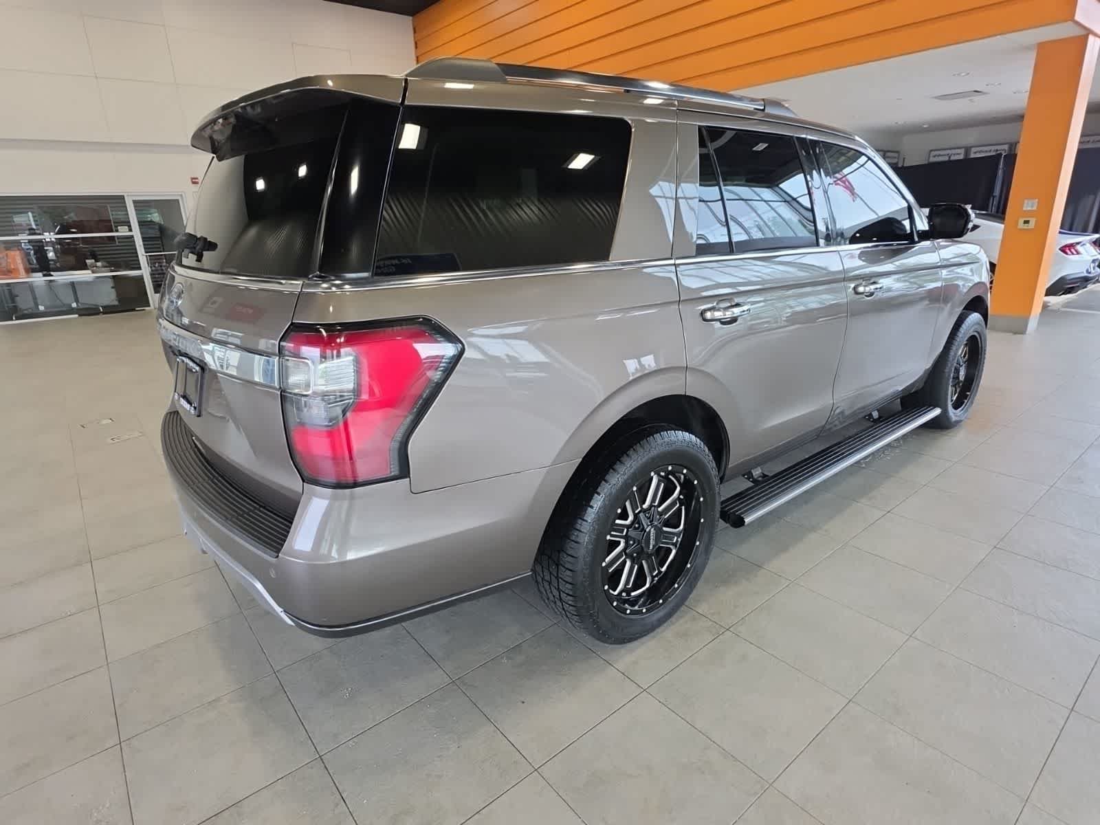 Used 2019 Ford Expedition Limited w/ Equipment Group 301A AWD/4WD image 9