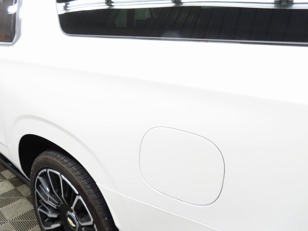 Used 2025 Chevrolet Suburban High Country AWD/4WD image 39