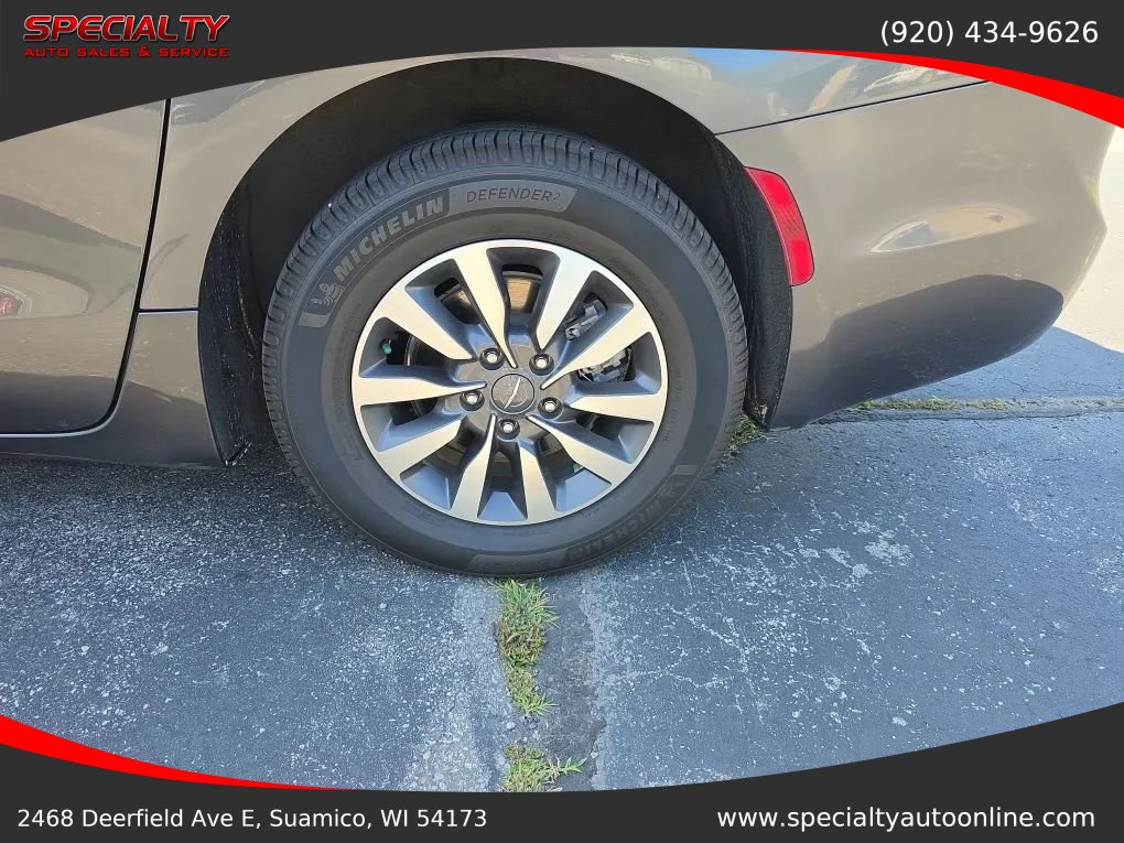 Used 2021 Chrysler Pacifica Touring w/ Cold Weather Group FWD image 36