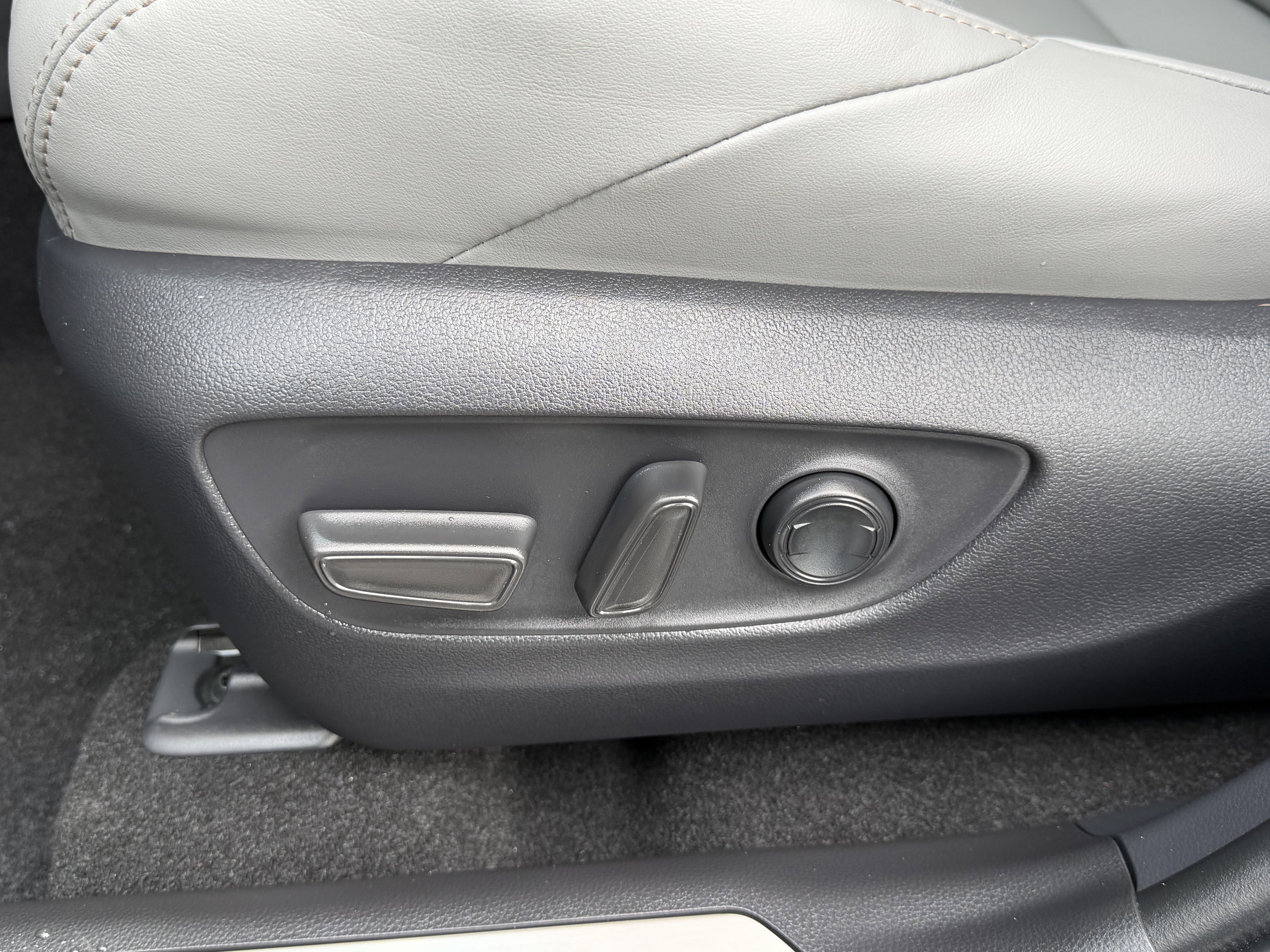 Certified 2024 Toyota Venza XLE image 24