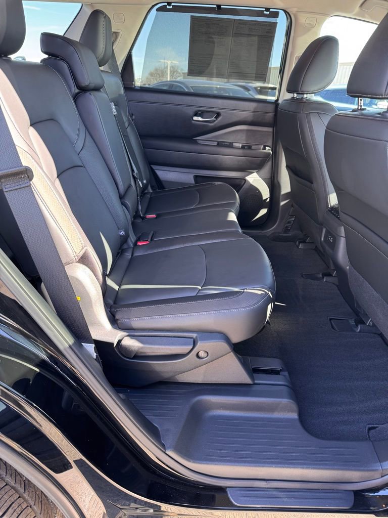 Used 2025 Nissan Pathfinder SL image 13