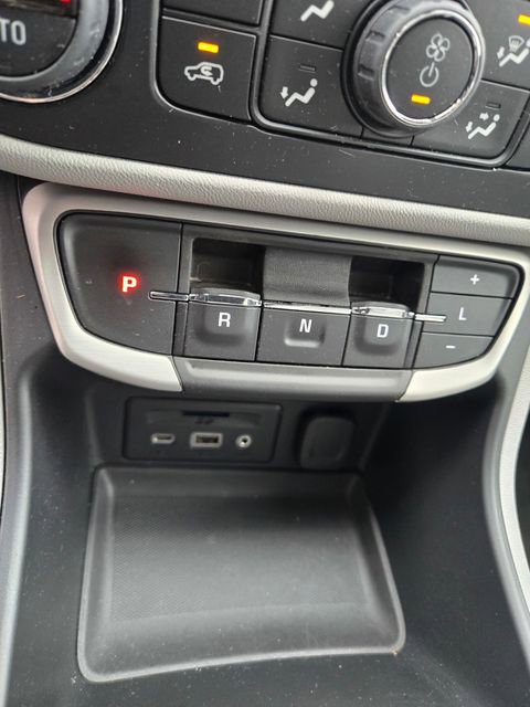 Used 2023 GMC Terrain SLT image 16