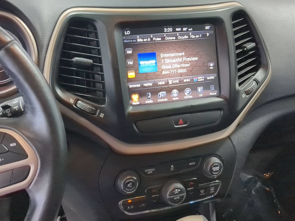 Used 2017 Jeep Cherokee Latitude w/ Comfort/Convenience Group AWD/4WD image 34