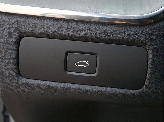 Certified 2025 Volvo XC60 B5 Plus image 21