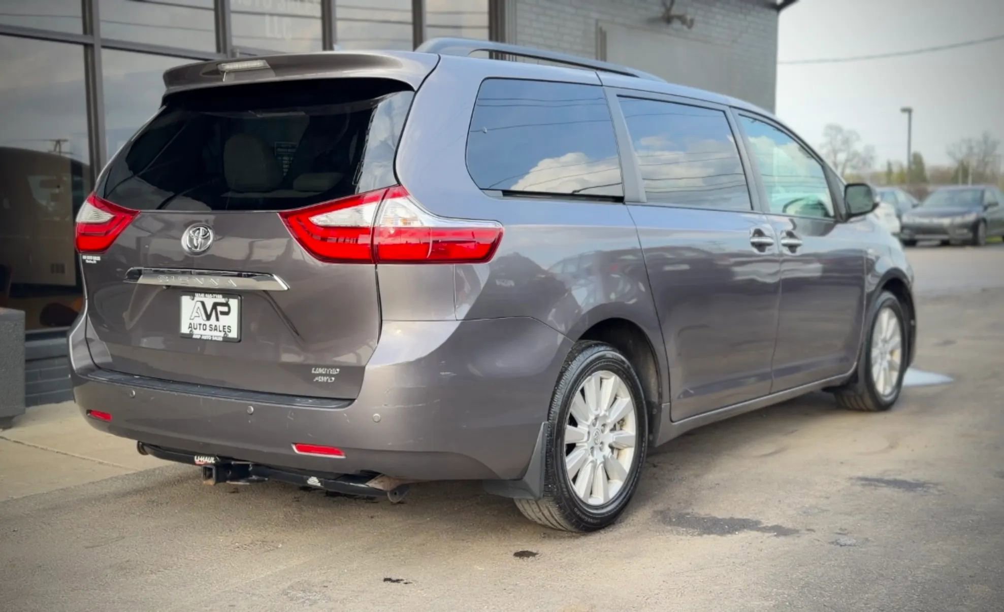 Used 2017 Toyota Sienna Limited image 2