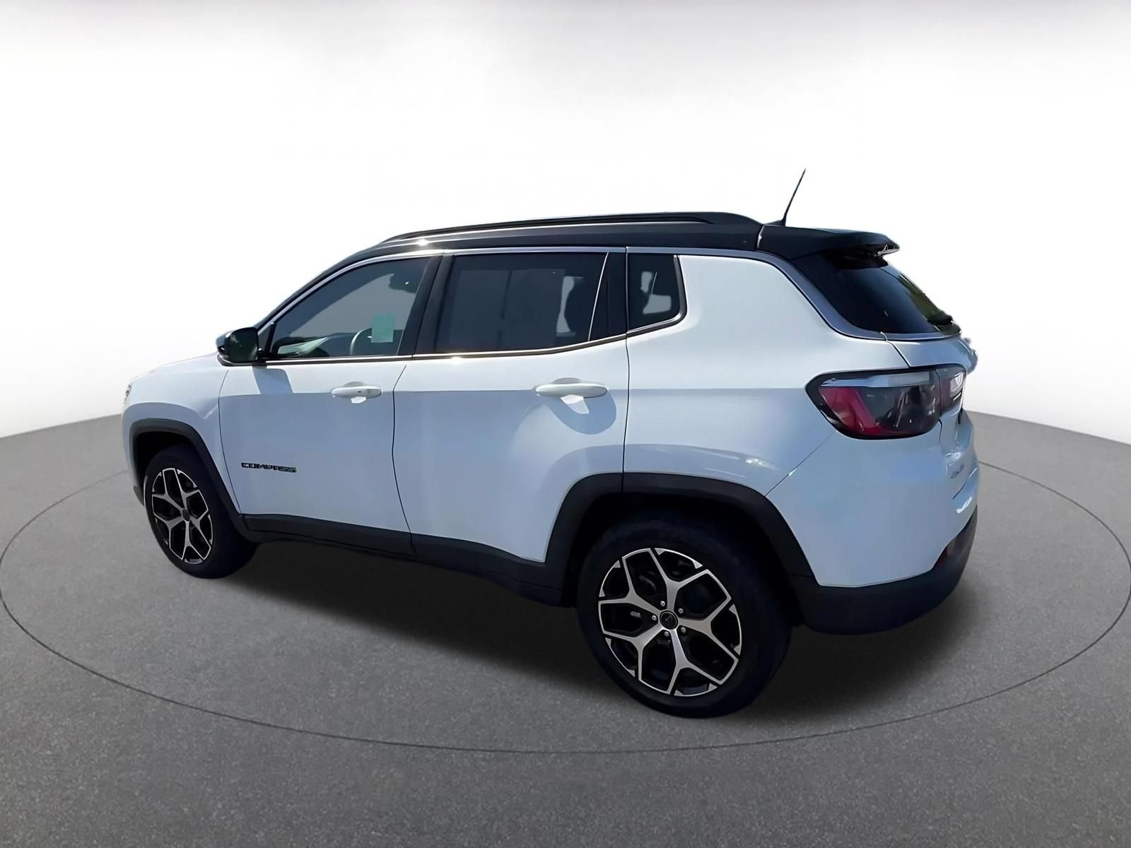Used 2025 Jeep Compass Limited AWD/4WD image 9