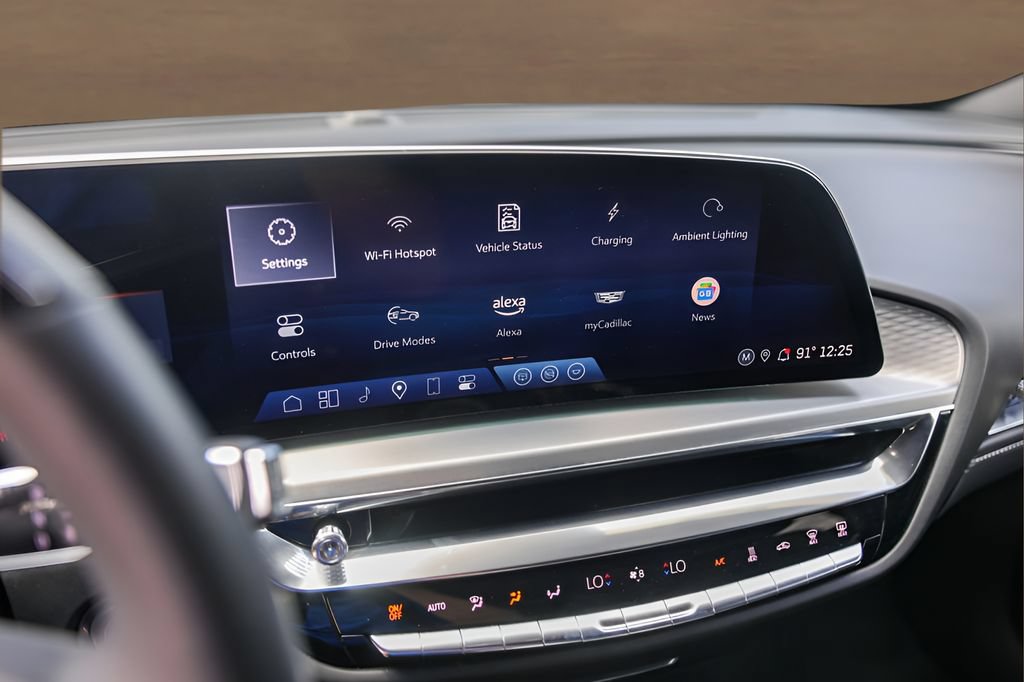 Certified 2024 Cadillac Lyriq Luxury AWD/4WD image 16