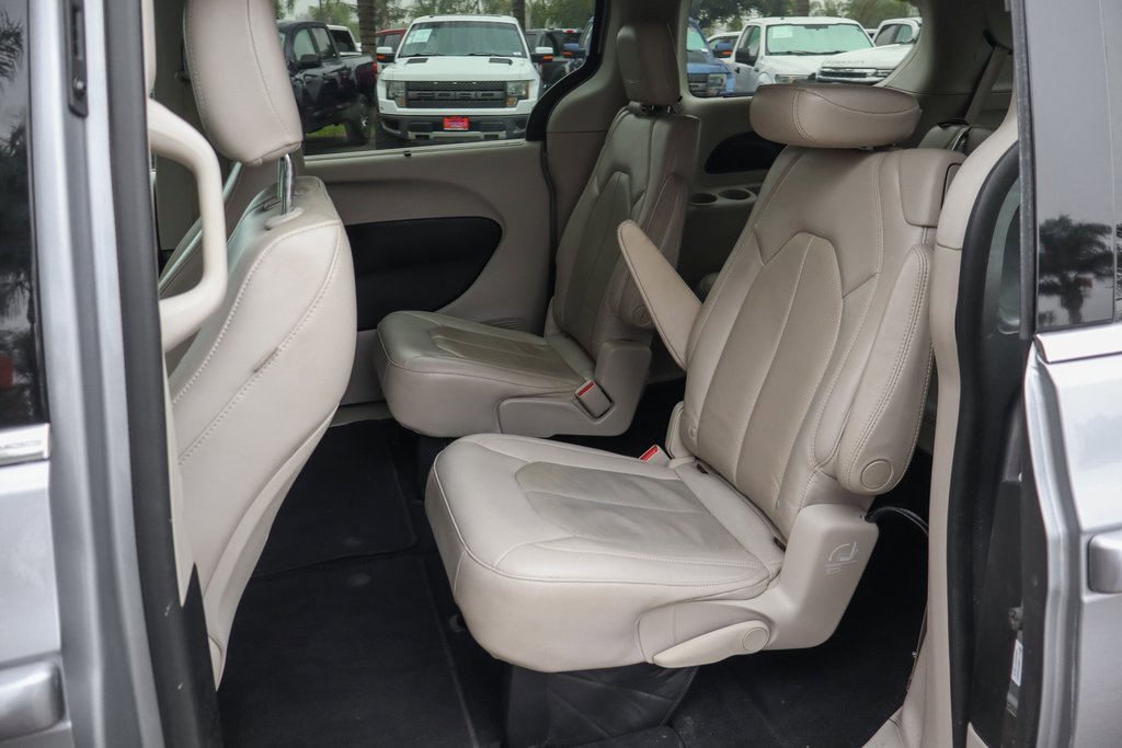 Used 2021 Chrysler Pacifica Touring-L image 42