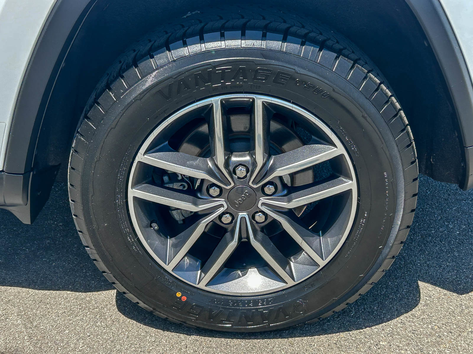 Used 2020 Jeep Grand Cherokee Laredo w/ Laredo X Package RWD image 11