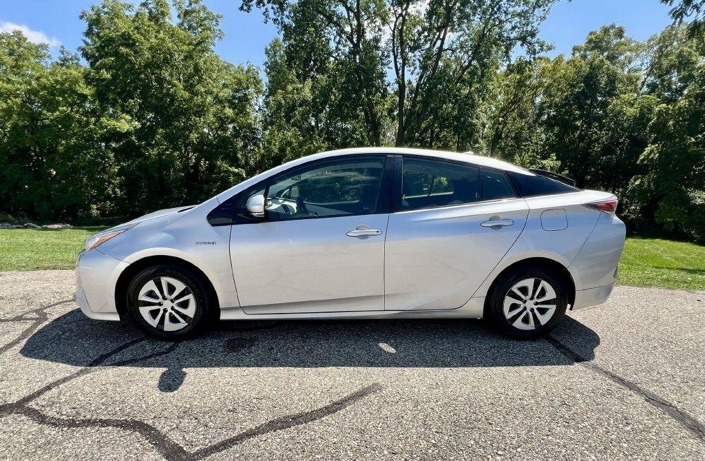 Used 2017 Toyota Prius Three w/ Carpet Mat Package FWD image 2